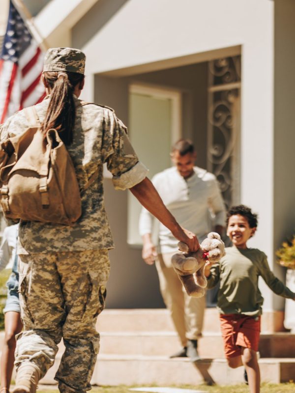 Female,Soldier,Reuniting,With,Her,Family,After,Serving,In,The